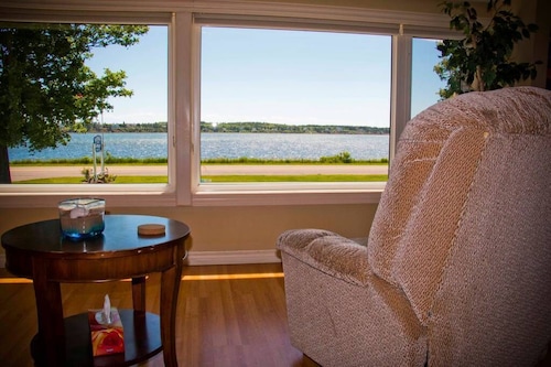 Waterfront Vacation Home--Laundry inside、Air Conditioner-Perfect location!