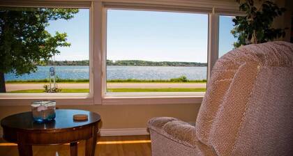 Waterfront Vacation Home--Laundry inside、Air Conditioner-Perfect location!