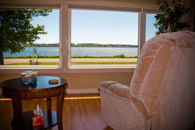 Waterfront Vacation Home--Laundry inside、Air Conditioner-Perfect location！