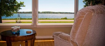 Waterfront Vacation Home--Laundry inside、Air Conditioner-Perfect location!