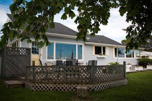 Exterior - Waterfront Vacation Home--Laundry inside、Air Conditioner-Perfect location! (York)