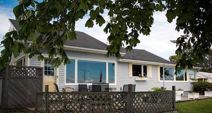 Waterfront Vacation Home--Laundry inside、Air Conditioner-Perfect location!