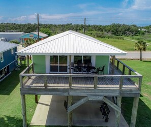 Outdoor dining - Camp PJs - Coastal Realty Group (Grand Isle)