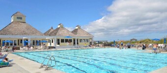 Relaxing Oceanside Retreat with Hot Tub. Village Beach Club included! 