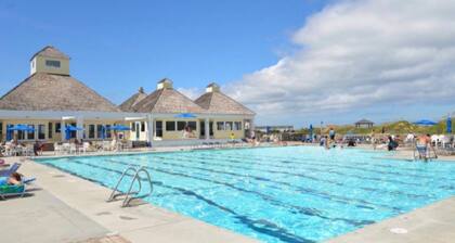 Relaxing Oceanside Retreat with Hot Tub. Village Beach Club included!