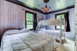 2 bedrooms, iron/ironing board, travel crib, free WiFi - Pay for 3, stay for 30! ~ Historic Home Close To Several Lake Michigan Beaches! (Holland)