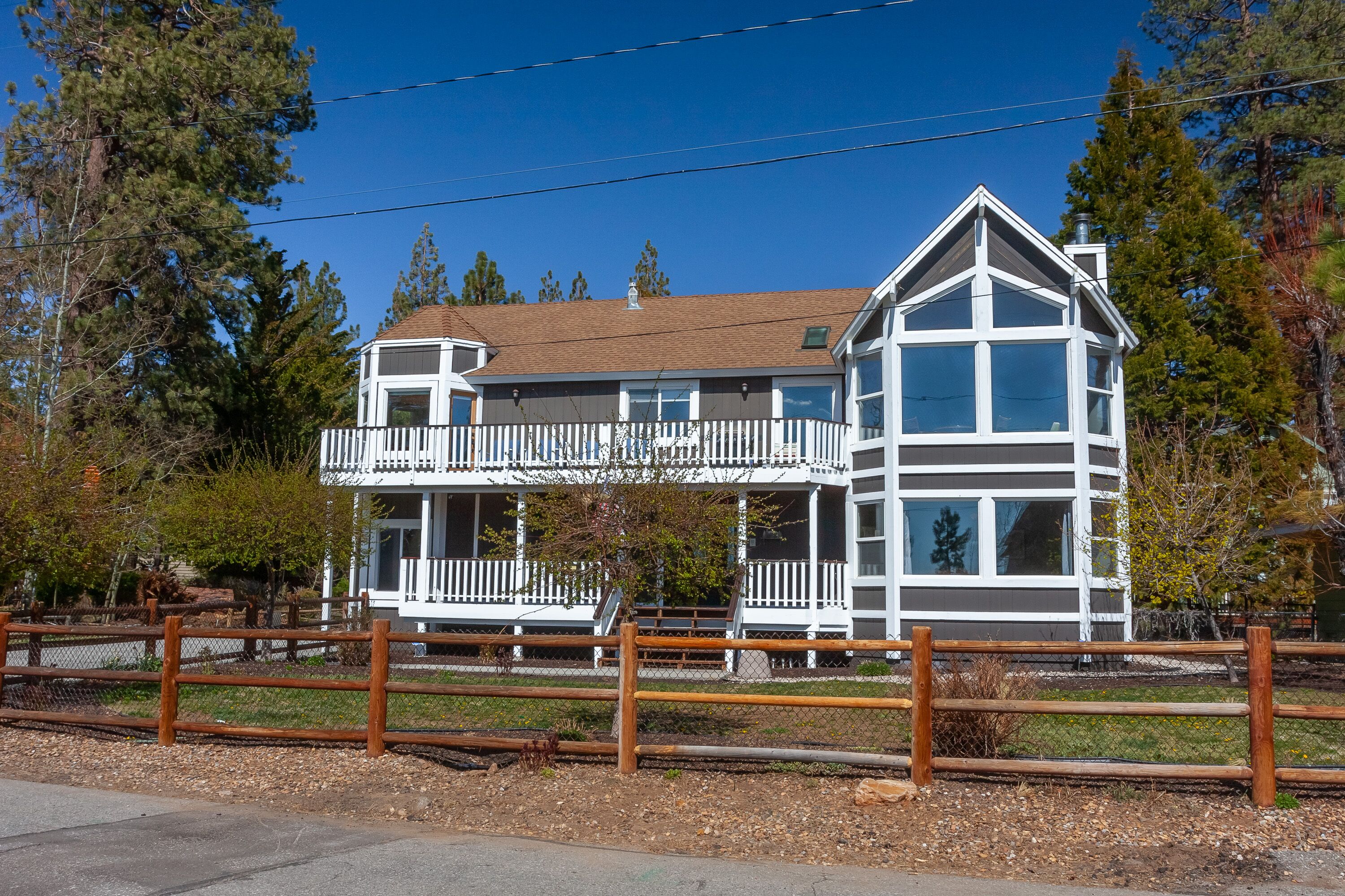 Stunning Panoramic Lake Views! Close to Slopes & Village! Pool Table & Pacman!!