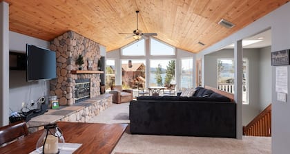 BREATHTAKING LAKE VIEWS - HUGE GREAT ROOM & GAME ROOM, DUAL FIREPLACES, PACMAN!