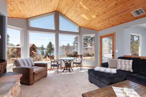 BREATHTAKING LAKE VIEWS - HUGE GREAT ROOM & GAME ROOM, DUAL FIREPLACES, PACMAN!