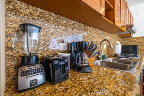 Fridge, microwave, oven, stovetop - Casa De Glorioso, newly constructed in  La Diosa (Isla Mujeres)