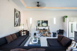 TV, DVD-spiller og stereoanlegg