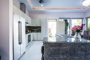 Kjøleskap, mikrobølgeovn, ovn og kokeplater