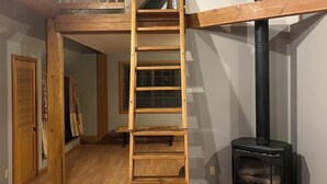 Interior - Cozy St. Helen's Cabin is Pet-friendly, Hot tub, AC, WIFI, Seasonal River Access (Randle)
