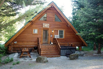 Cozy St. Helen's Cabin is Pet-friendly, Hot tub, AC, WIFI, Seasonal River Access