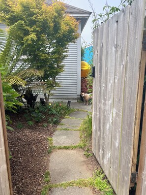 Property grounds - Entire ADU Walking Distance to Old Town (Eureka)