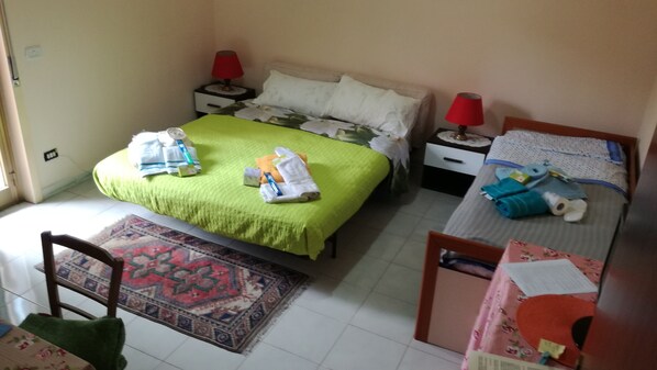 2 habitaciones, escritorio, tabla de planchar con plancha y wifi gratis 