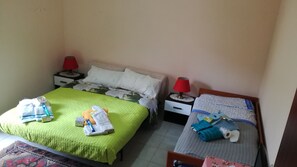 2 habitaciones, escritorio, tabla de planchar con plancha y wifi gratis 