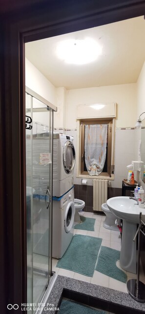 Ducha, secador de pelo, bidet, toallas
