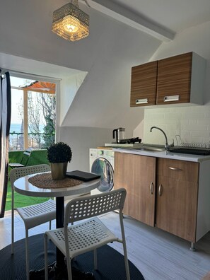 Blue Studio Apartment SEAVIEW TERRACE | Laptop workspace, free WiFi, bed sheets - Hotel Antique Istanbul (Istanbul)