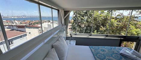 Habitación panorámica | Espacio para trabajar con laptop, wifi gratis y ropa de cama 