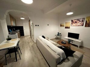 BLUE TWOBEDROOM APART | 起居區 | 11-吋 LCD 液晶電視、衛星頻道、電視、地暖系統