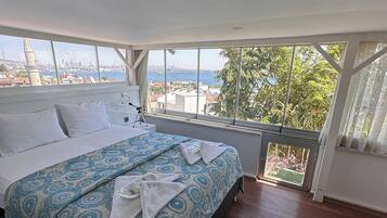SEAVIEW TRIPLE ROOM | Laptop workspace, free WiFi, bed sheets