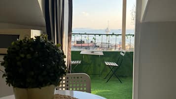 Blue Studio Apartment SEAVIEW TERRACE | Laptop workspace, free WiFi, bed sheets