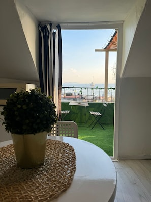 Blue Studio Apartment SEAVIEW TERRACE | Espacio para trabajar con laptop, wifi gratis y ropa de cama