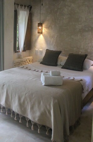 5 bedrooms, in-room safe, free WiFi, bed sheets