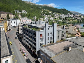A modern hotel with a rooftop terrace, located in a mountainous area with a lake view. - Nice apartment for 4 guests with WIFI, TV, balcony, pets allowed and panoramic view (Saint Moritz)