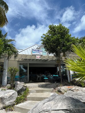 Een restaurant genaamd 'Turk's Wave Cafe' met terras en uitzicht op de lucht.