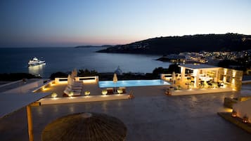 Außenpool (je nach Saison geöffnet), Sonnenschirme, Liegestühle