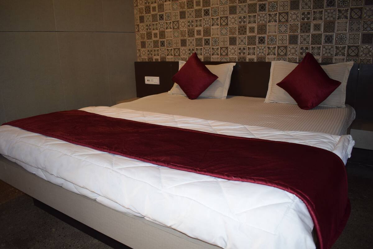 Quarto casal luxo, 1 cama de casal, vista para a cidade | Escrivaninha, Wi-Fi de cortesia