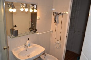 Regadera, bidet, toallas, jabón 