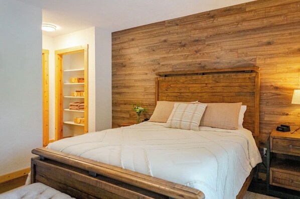 2 bedrooms, iron/ironing board, travel cot, free WiFi - Alpine in the Ozarks~ right off back 40 trails (Bella Vista)