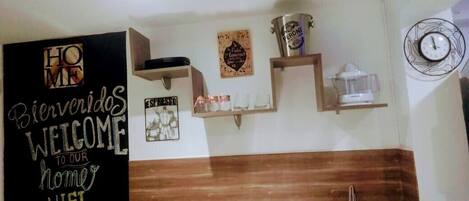 Een microgolfoven, een koffiezetapparaat/waterkoker