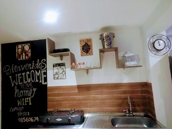 Microondas, cafetera y tetera y utensilios de cocina 