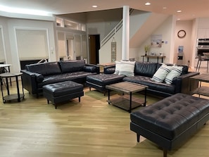 Smart TV, fireplace, books, stereo