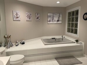 Ensemble douche/baignoire, sèche-cheveux, serviettes fournies, savon