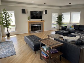 Smart TV, chimenea, libros y estéreo 
