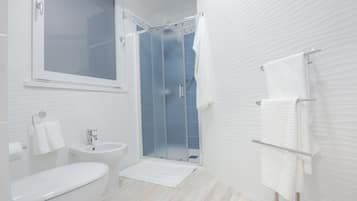 Doppelzimmer, eigenes Bad (Ginestra) | Badezimmer