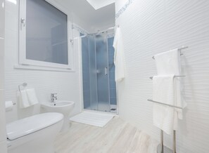 Habitación doble, baño privado (Ginestra) | Baño | Ducha, artículos de higiene personal gratuitos y secador de pelo