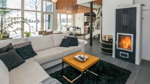 Ein modernes Wohnzimmer mit einer Couch, einem Couchtisch und einem Kamin.