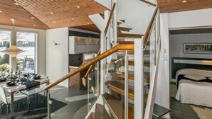 Ein modernes Interieur mit Treppe, Essbereich und Schlafzimmer.