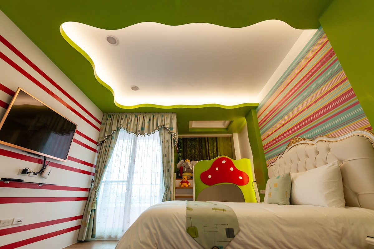 201 | Blackout drapes, free WiFi, bed sheets