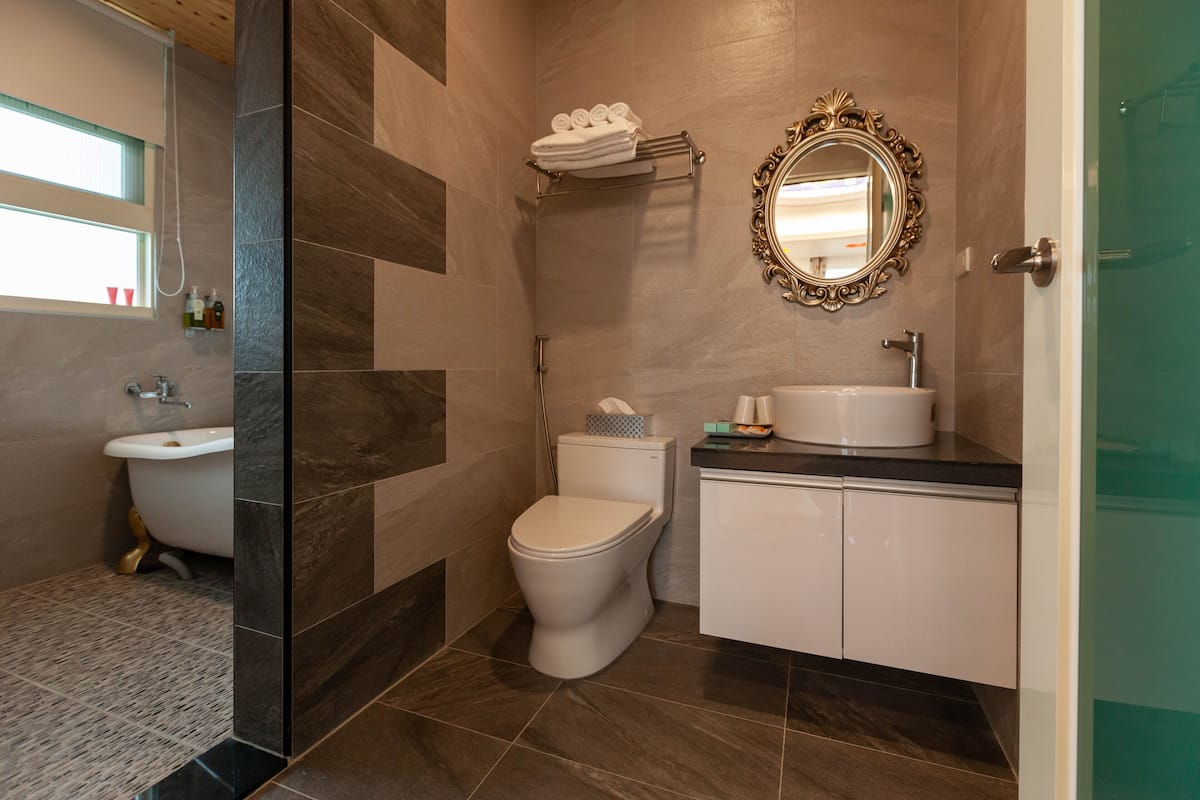 202 | Bathroom | Shower, free toiletries, hair dryer, slippers