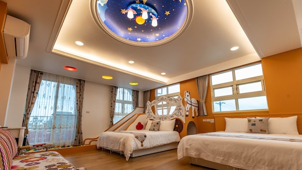 A hotel room with a large bed, a smaller bed, a sofa, and a ceiling with a starry design. - Honeysuckle Family Castle (Wujie)