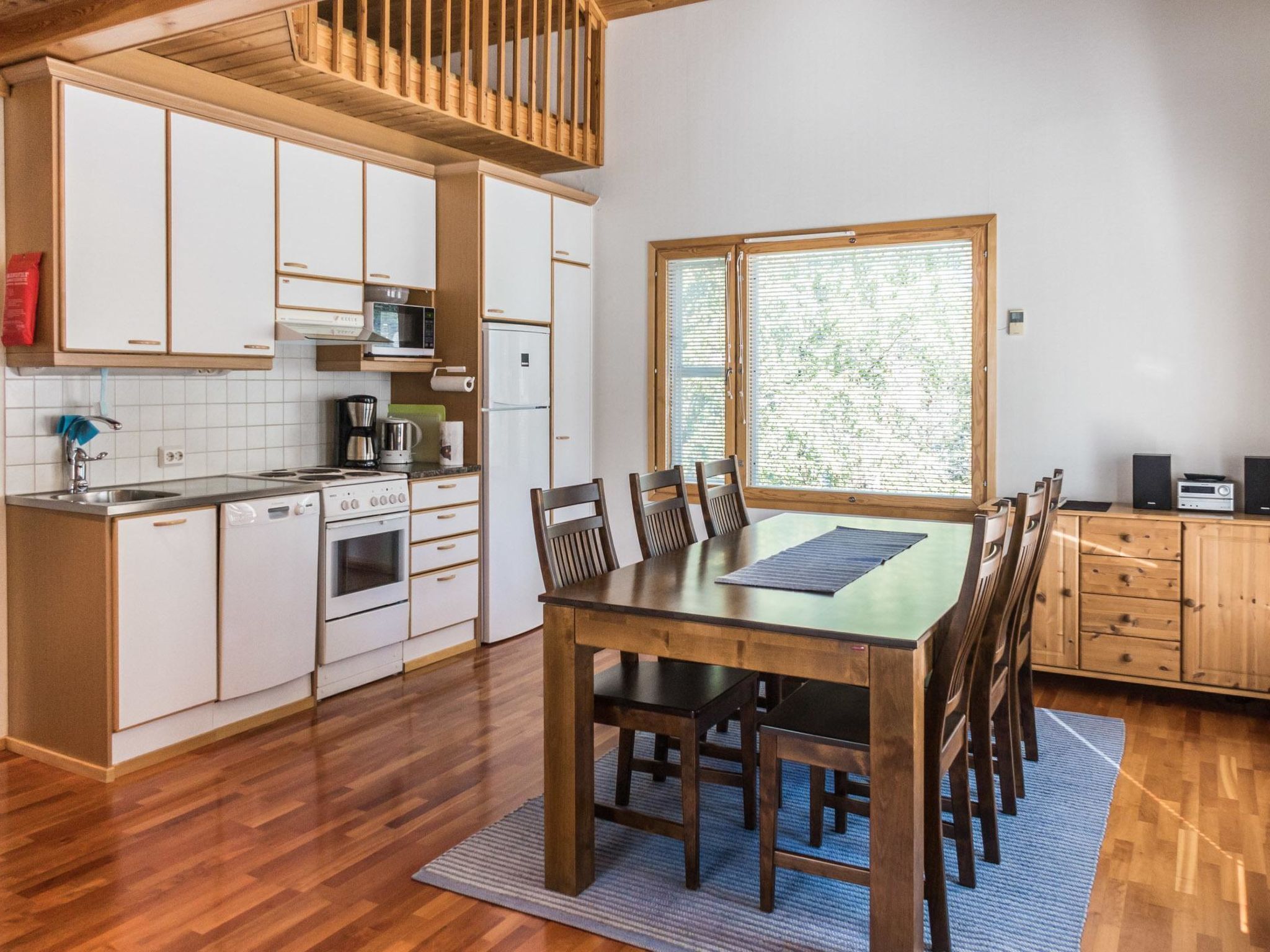 Kylskåp, mikrovågsugn, diskmaskin och barnstol