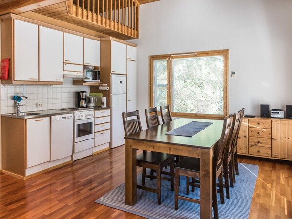 Jääkaappi, mikroaaltouuni, astianpesukone, syöttötuoli