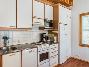 Jääkaappi, mikroaaltouuni, astianpesukone, syöttötuoli